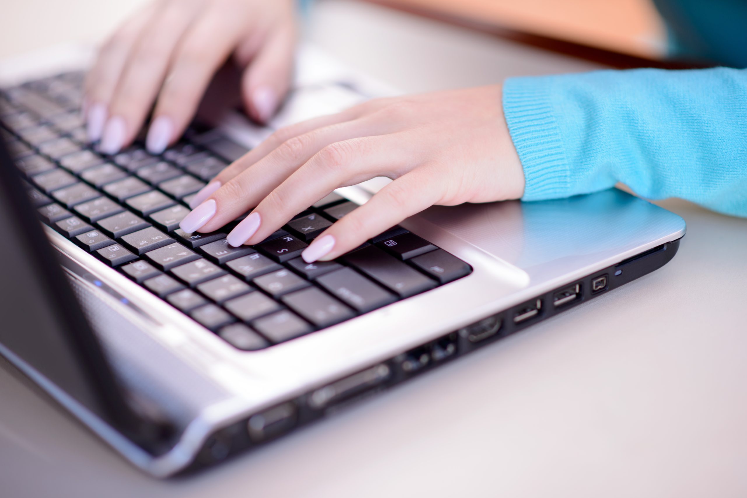 Печатать на ноуте. Ноутбук руки. Клавиатура компьютера с руками. Руки на клавиатуре. Женские руки с ноутбуком.